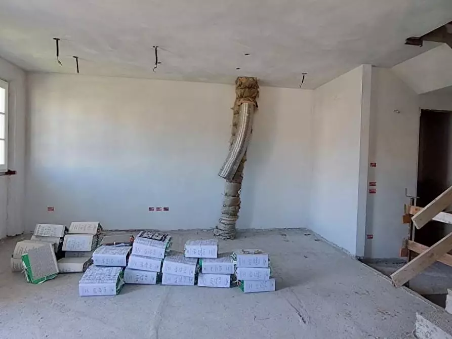 Immagine 11 di Casa trifamiliare in vendita  a Camaiore