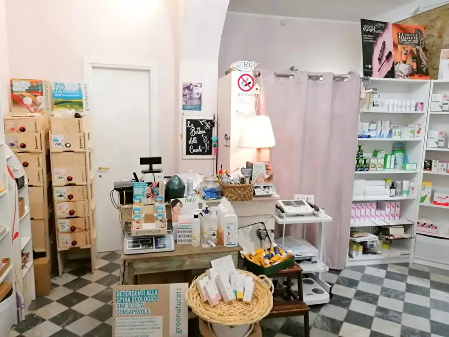 Immagine 2 di Attività commerciale in vendita  a Massa