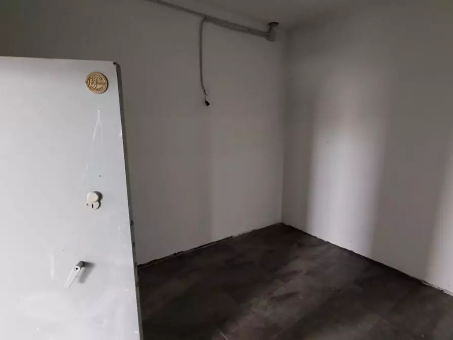 Immagine 21 di Attività artigianale in affitto  a Capannori