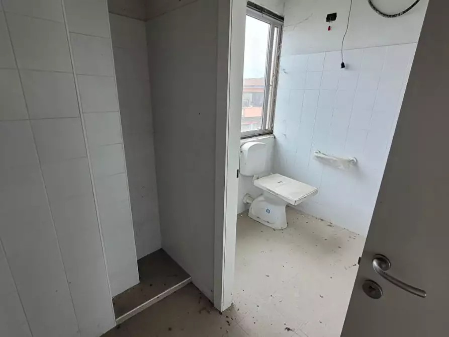 Immagine 26 di Attività artigianale in affitto  a Capannori