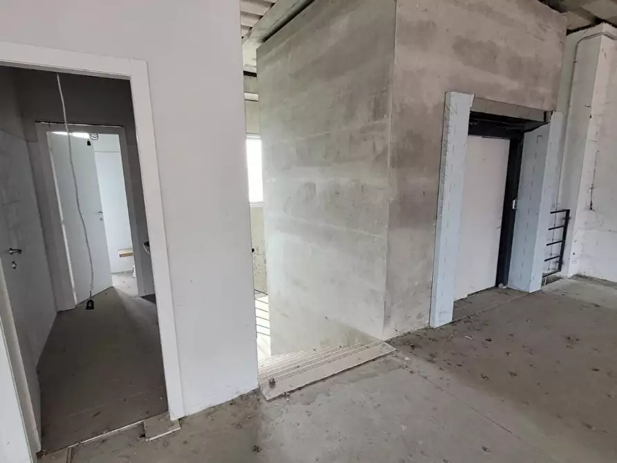 Immagine 29 di Attività artigianale in affitto  a Capannori