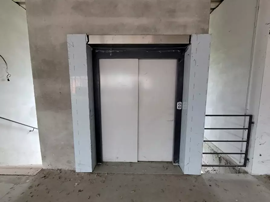 Immagine 30 di Attività artigianale in affitto  a Capannori