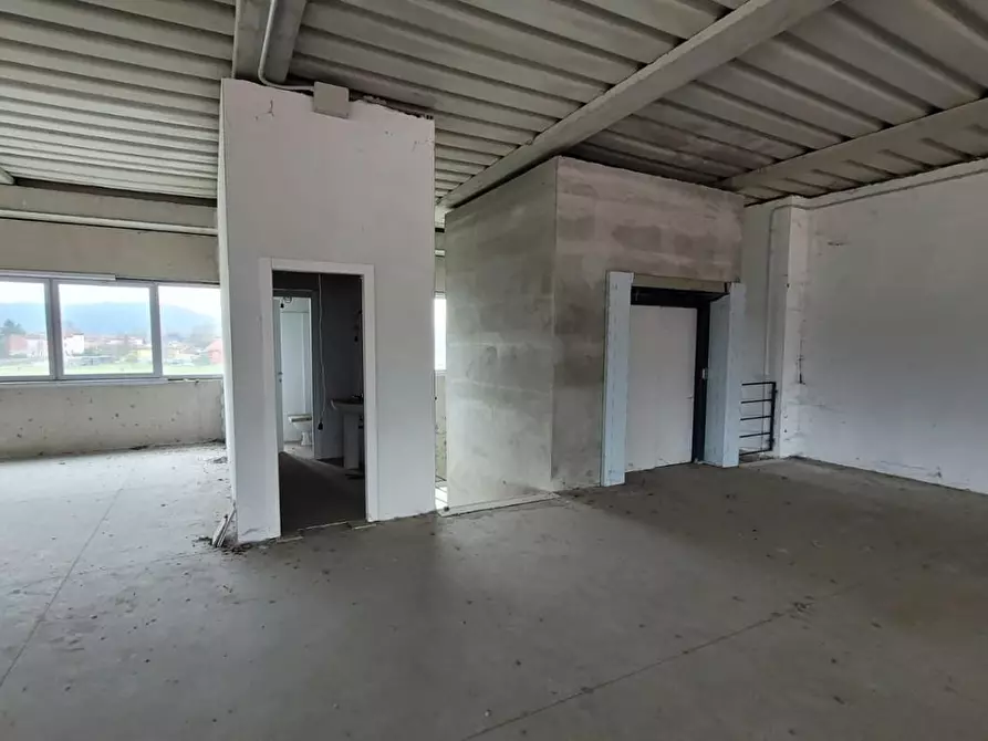 Immagine 28 di Attività artigianale in affitto  a Capannori