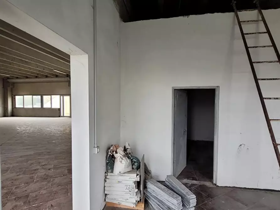 Immagine 20 di Attività artigianale in affitto  a Capannori