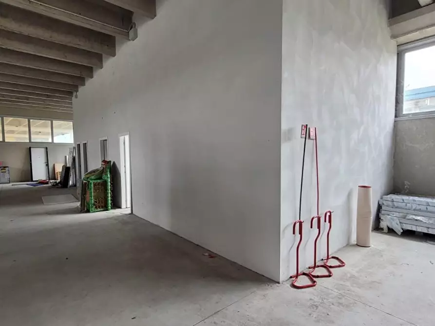 Immagine 34 di Attività artigianale in affitto  a Capannori