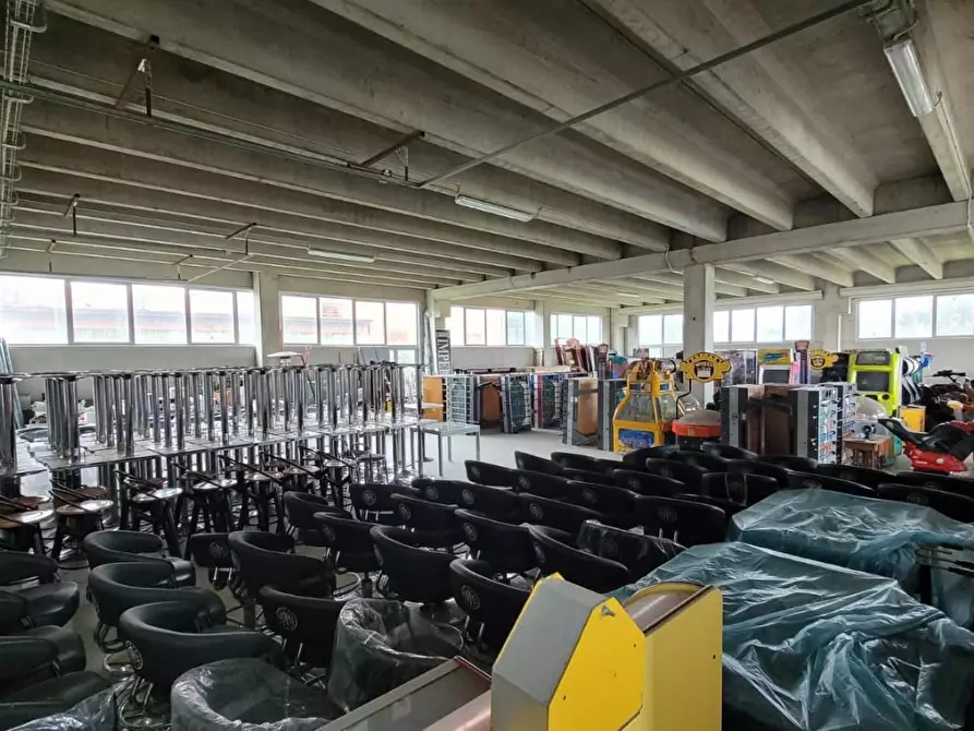 Immagine 31 di Attività artigianale in affitto  a Capannori