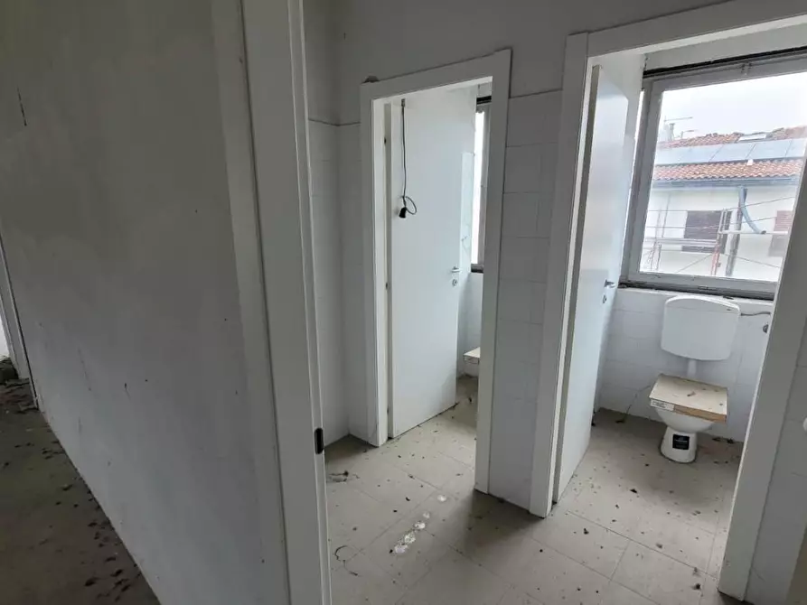 Immagine 27 di Attività artigianale in affitto  a Capannori