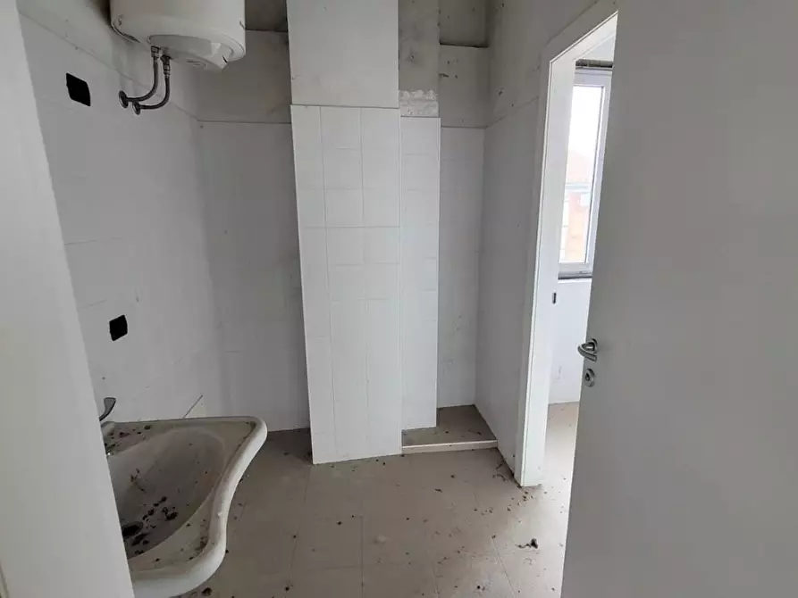 Immagine 25 di Attività artigianale in affitto  a Capannori