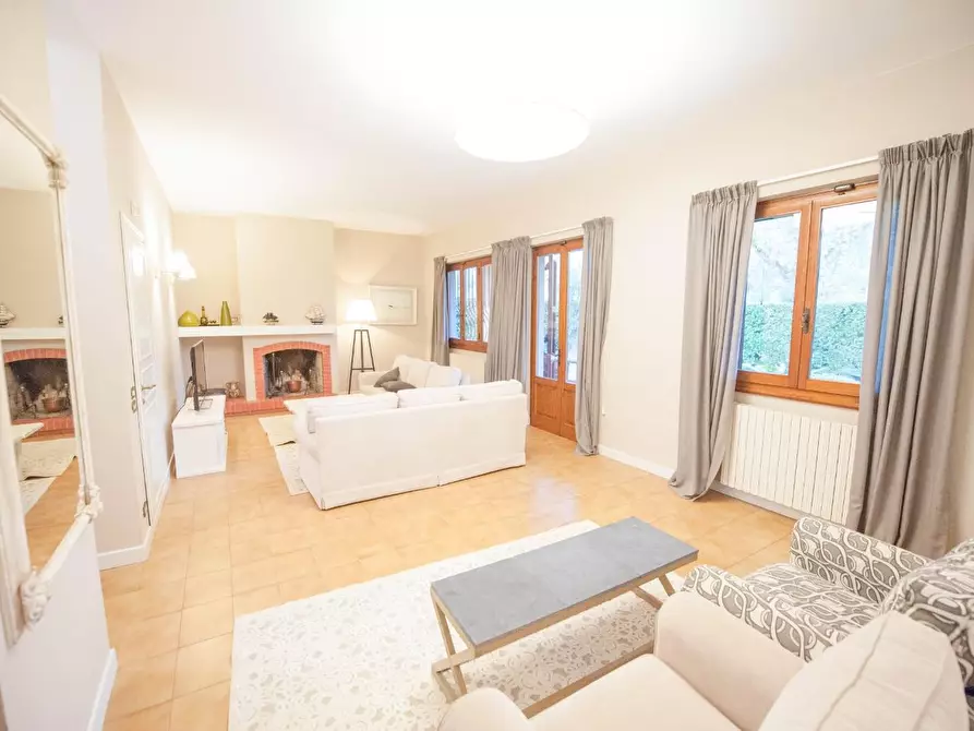 Immagine 1 di Villa in vendita  a Forte Dei Marmi