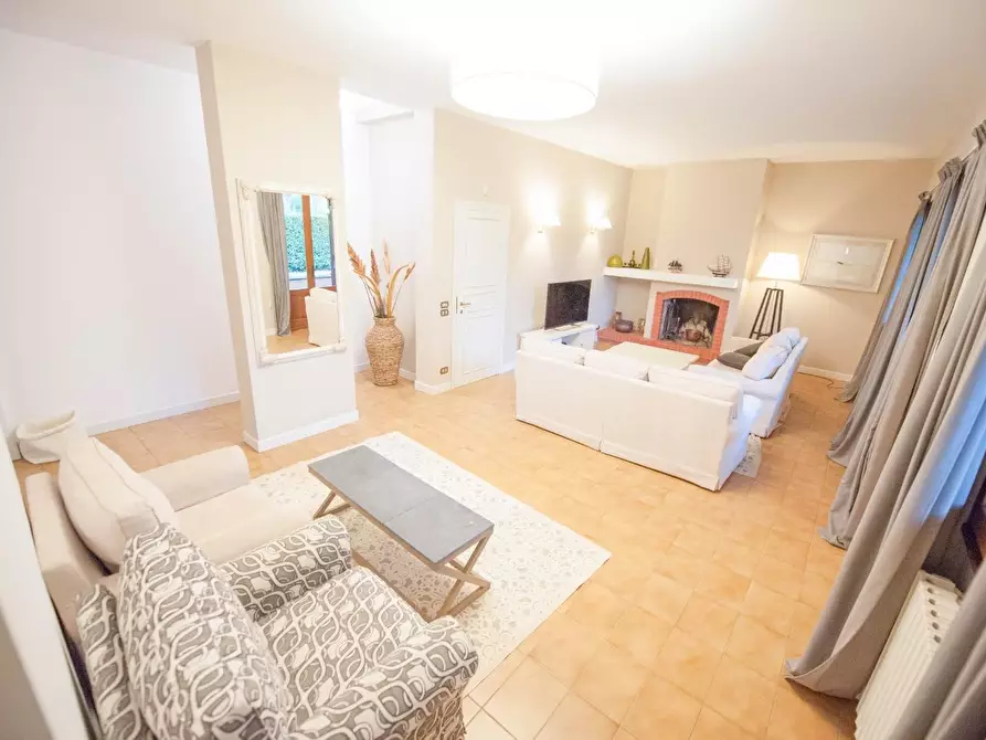 Immagine 3 di Villa in vendita  a Forte Dei Marmi