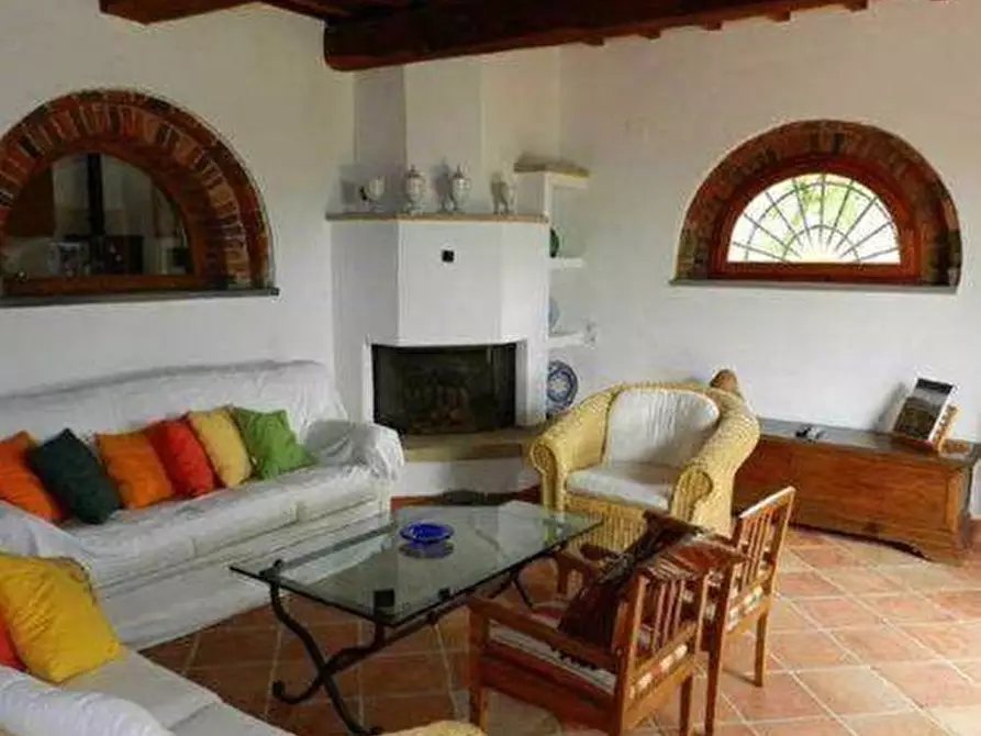 Immagine 2 di Casa colonica in vendita  a Lamporecchio