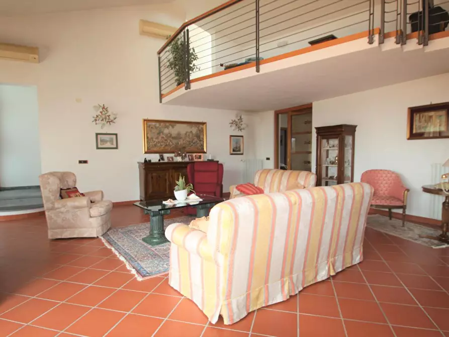 Immagine 8 di Villa in vendita  a Lucca