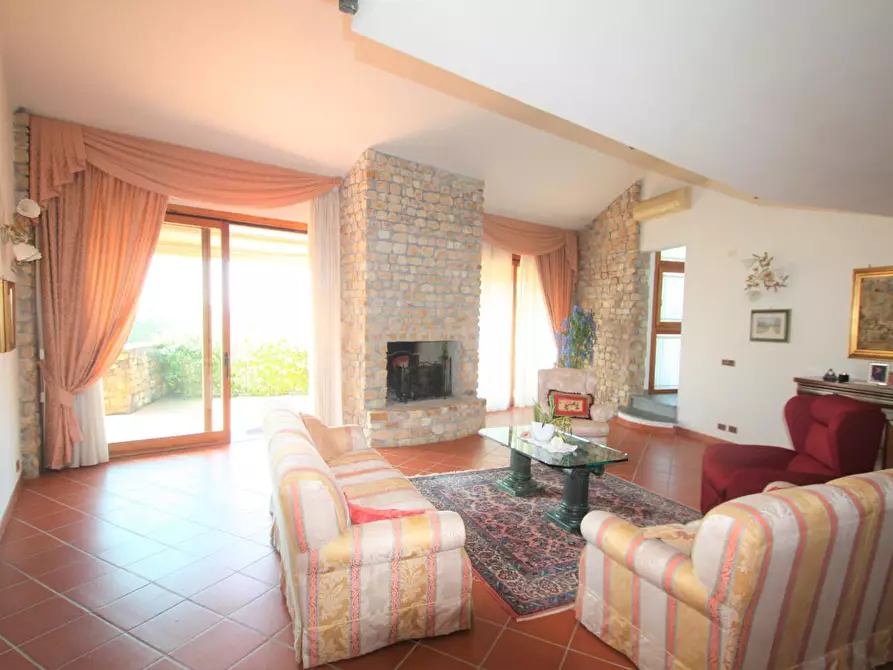 Immagine 11 di Villa in vendita  a Lucca