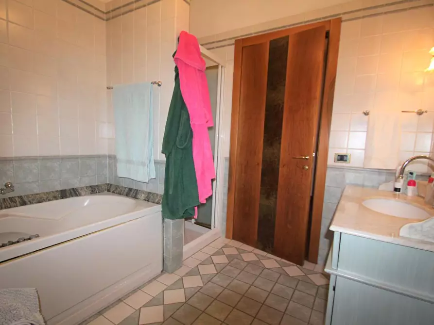 Immagine 21 di Villa in vendita  a Lucca