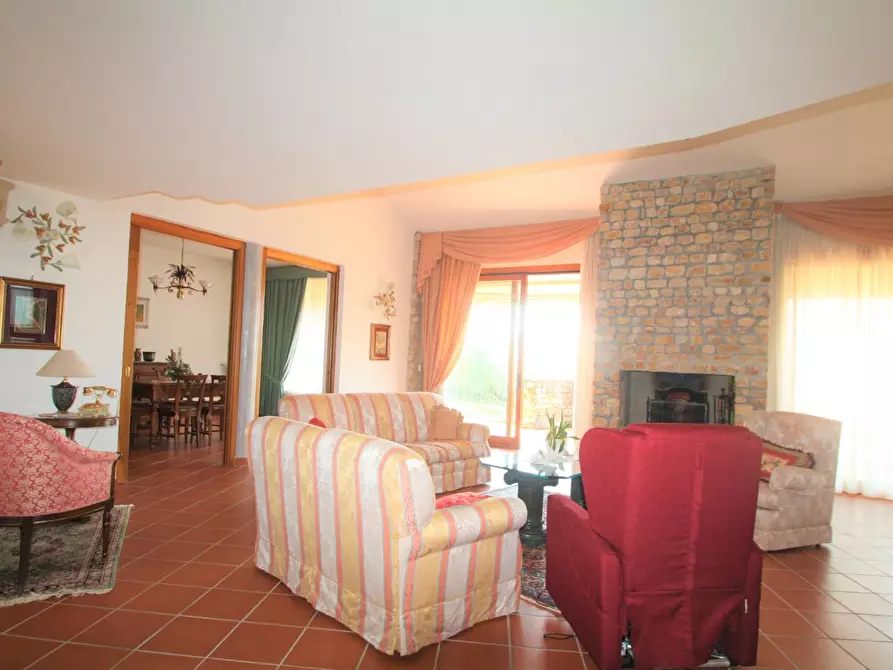 Immagine 9 di Villa in vendita  a Lucca