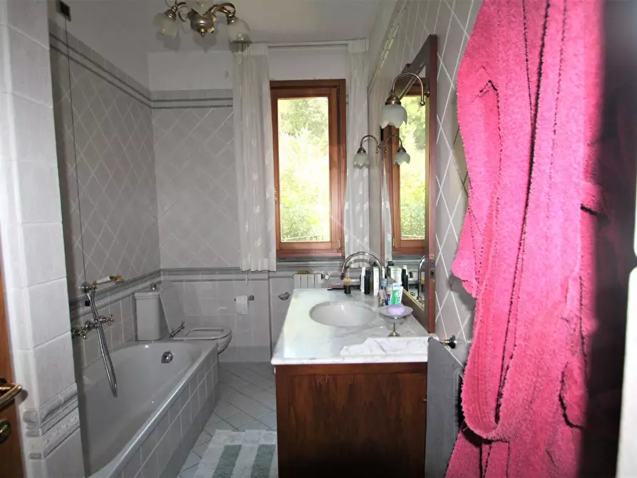Immagine 25 di Villa in vendita  a Lucca