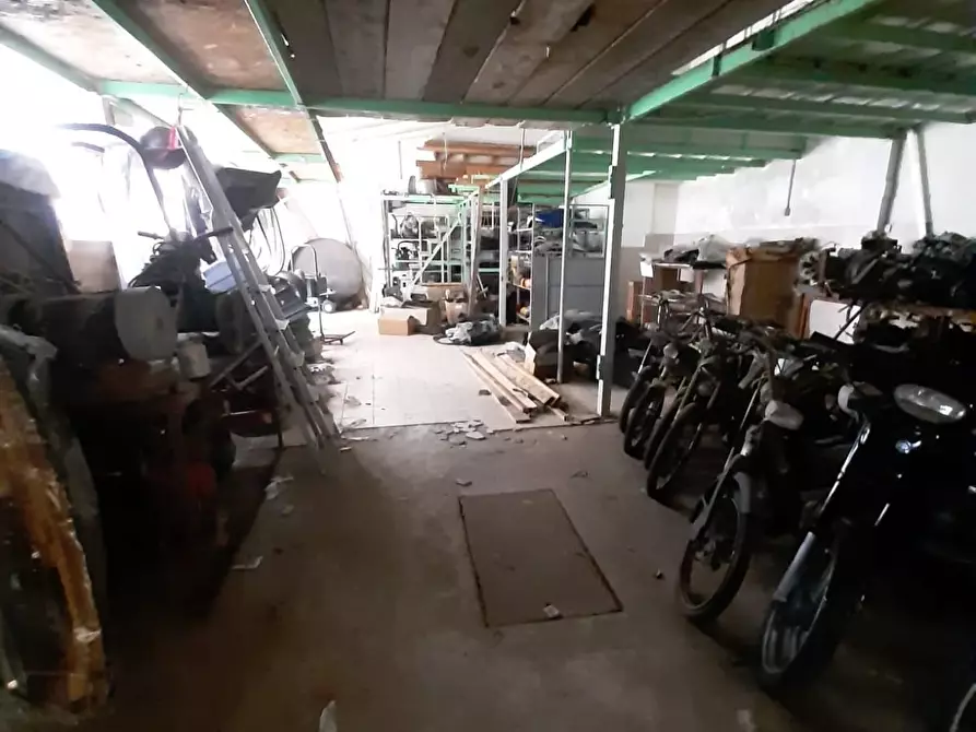 Immagine 5 di Laboratorio in vendita  a Massa