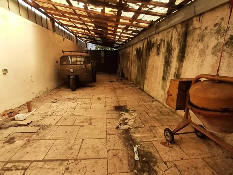 Immagine 2 di Laboratorio in vendita  a Massa