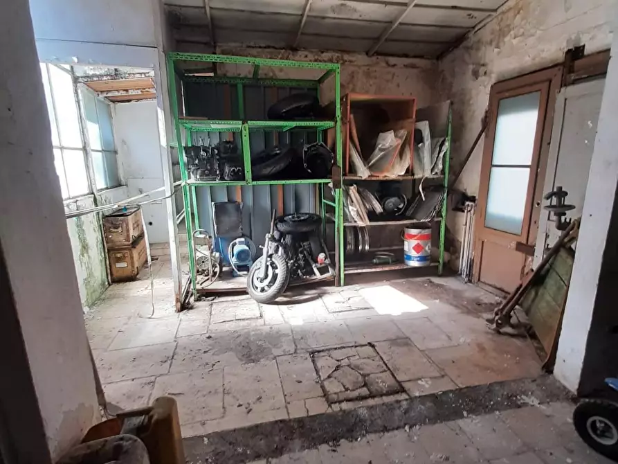 Immagine 3 di Laboratorio in vendita  a Massa