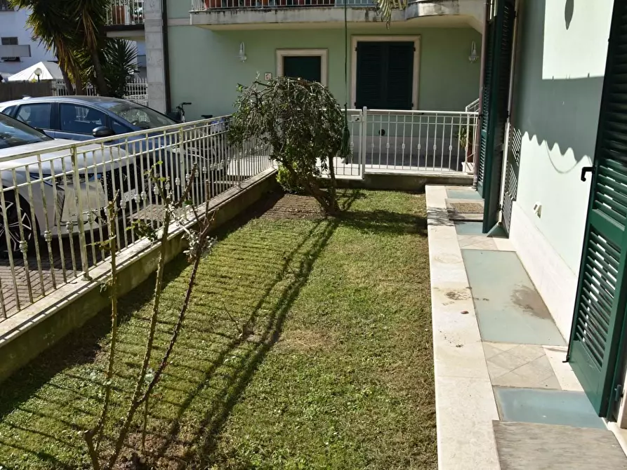 Immagine 14 di Appartamento in affitto  a Massa