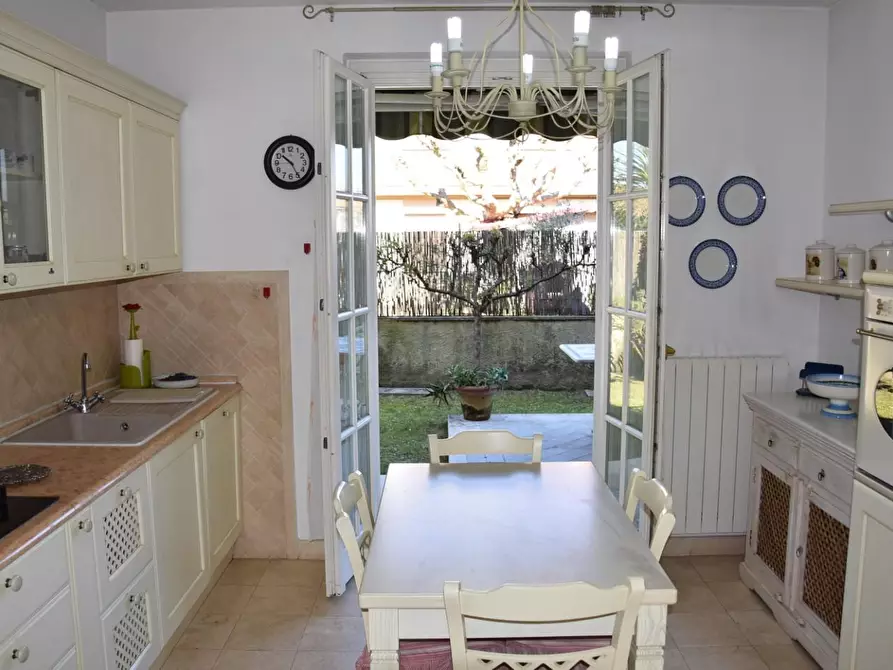 Immagine 5 di Appartamento in affitto  a Massa