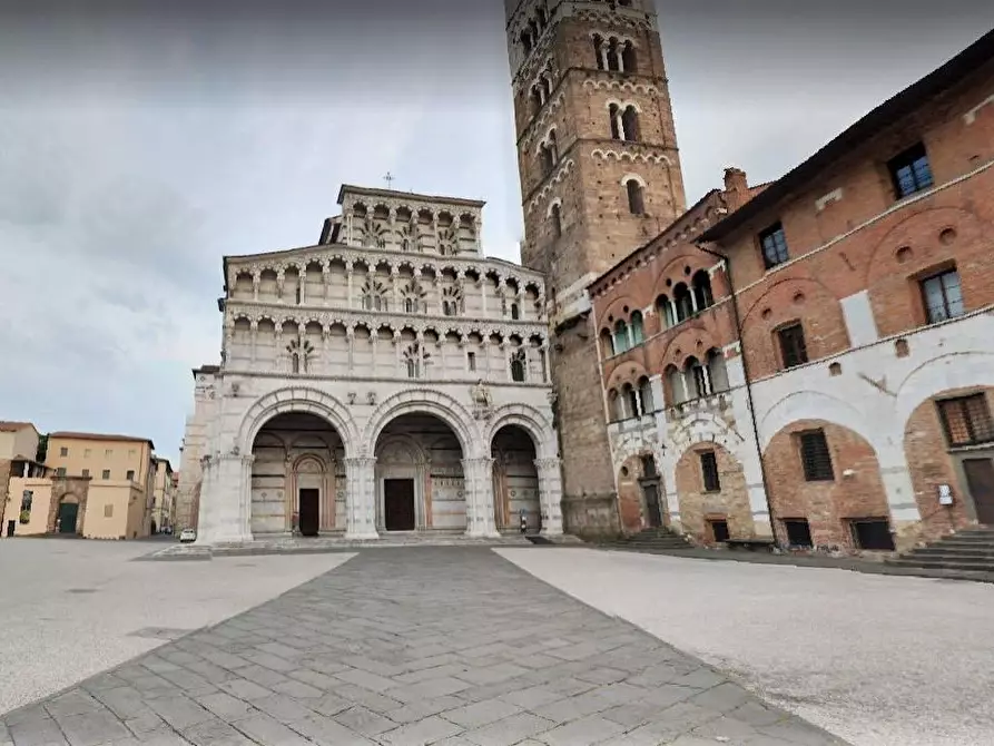 Immagine 4 di Ufficio in vendita  a Lucca