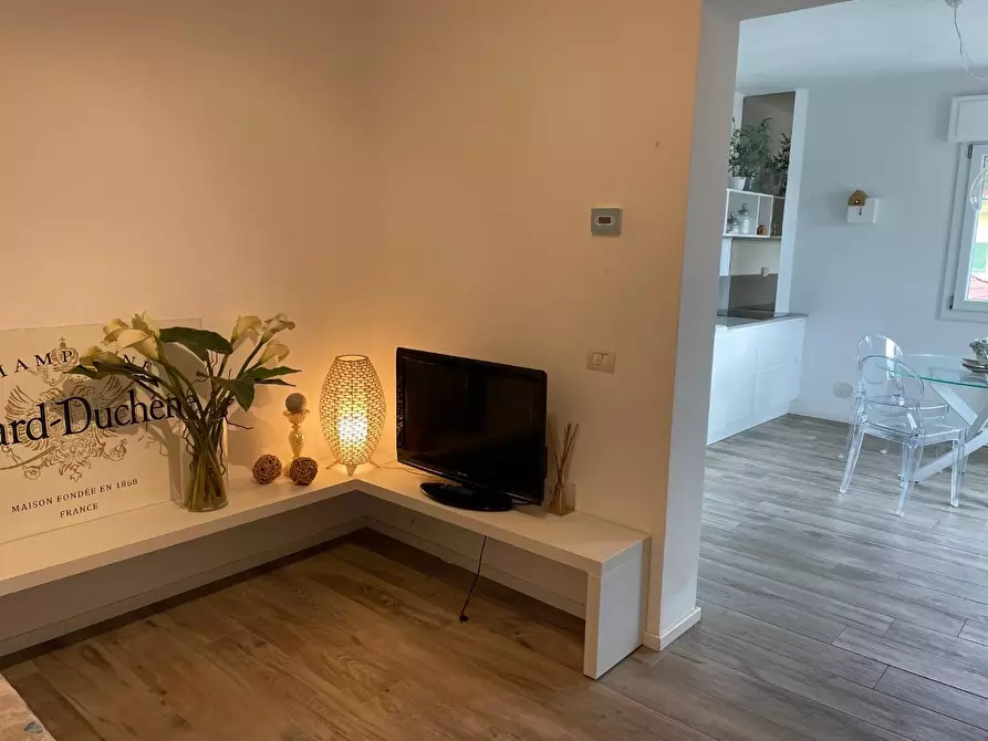 Immagine 9 di Appartamento in affitto  a Montignoso