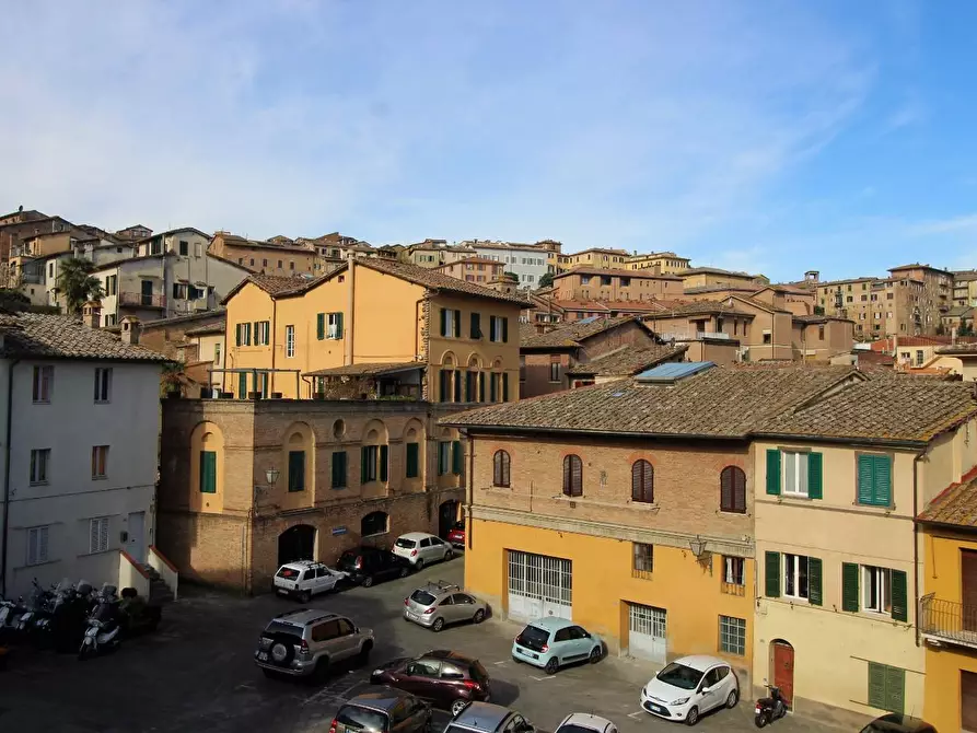 Immagine 1 di Appartamento in vendita  a Siena