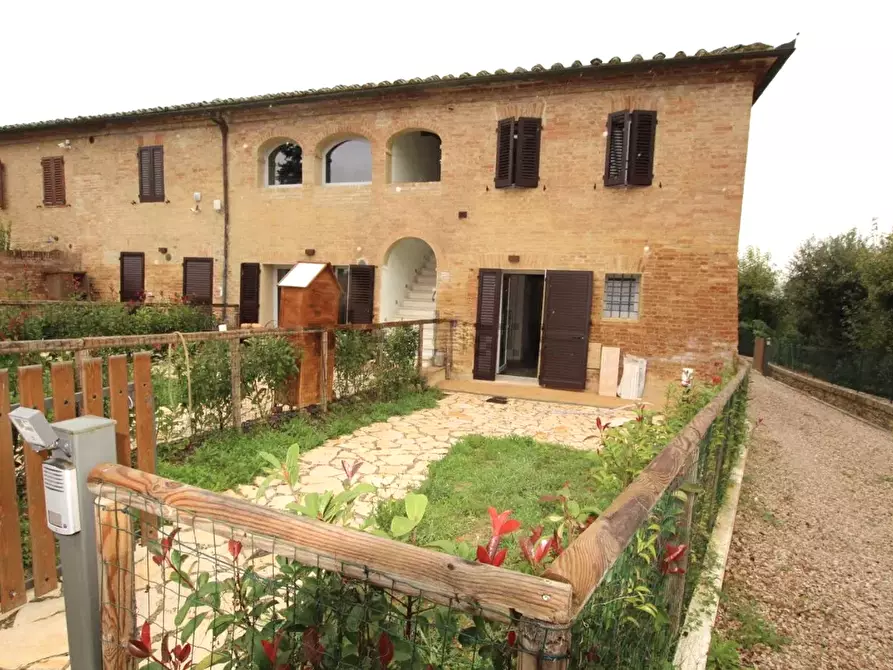 Immagine 1 di Porzione di casa in vendita  a Siena