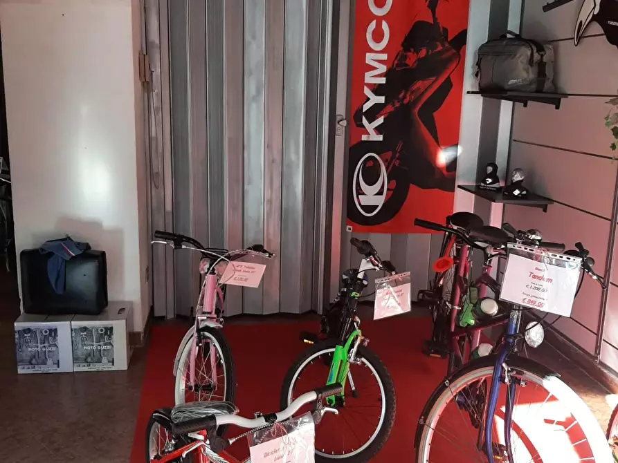 Immagine 7 di Locale commerciale in vendita  a Massa