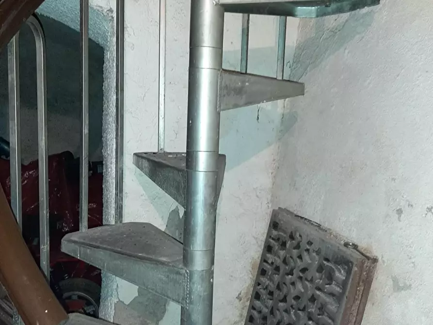 Immagine 8 di Locale commerciale in vendita  a Massa