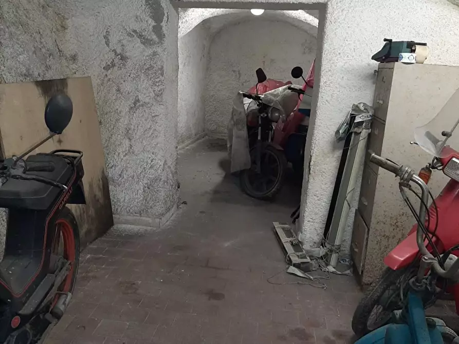 Immagine 2 di Locale commerciale in vendita  a Massa