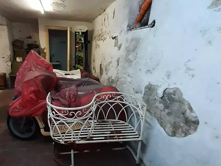 Immagine 6 di Locale commerciale in vendita  a Massa