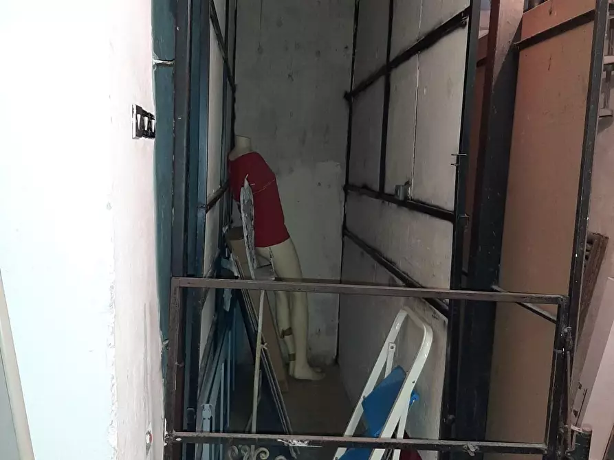 Immagine 5 di Locale commerciale in vendita  a Massa