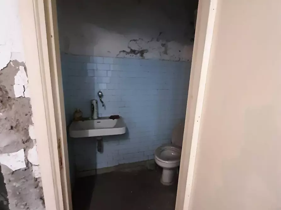 Immagine 4 di Locale commerciale in vendita  a Massa