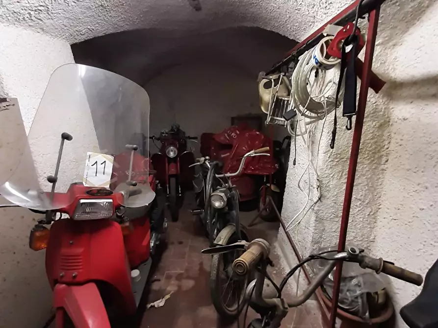 Immagine 3 di Locale commerciale in vendita  a Massa