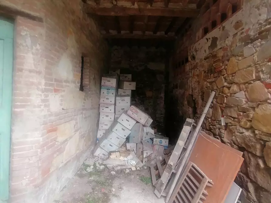 Immagine 4 di Deposito in vendita  a Capannori