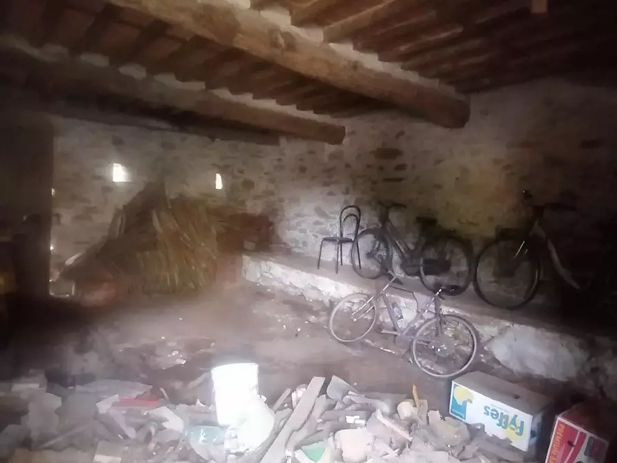 Immagine 2 di Deposito in vendita  a Capannori