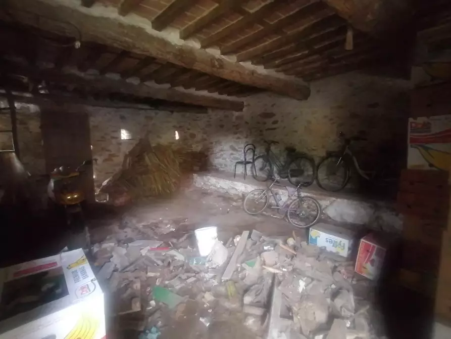 Immagine 3 di Deposito in vendita  a Capannori