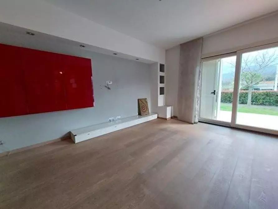 Immagine 6 di Villa in vendita  a Capannori