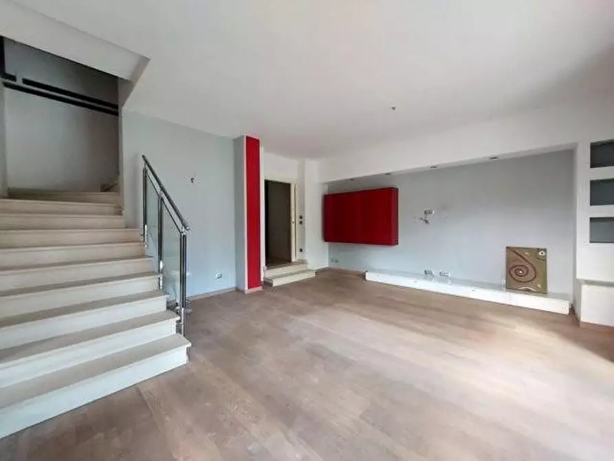 Immagine 4 di Villa in vendita  a Capannori