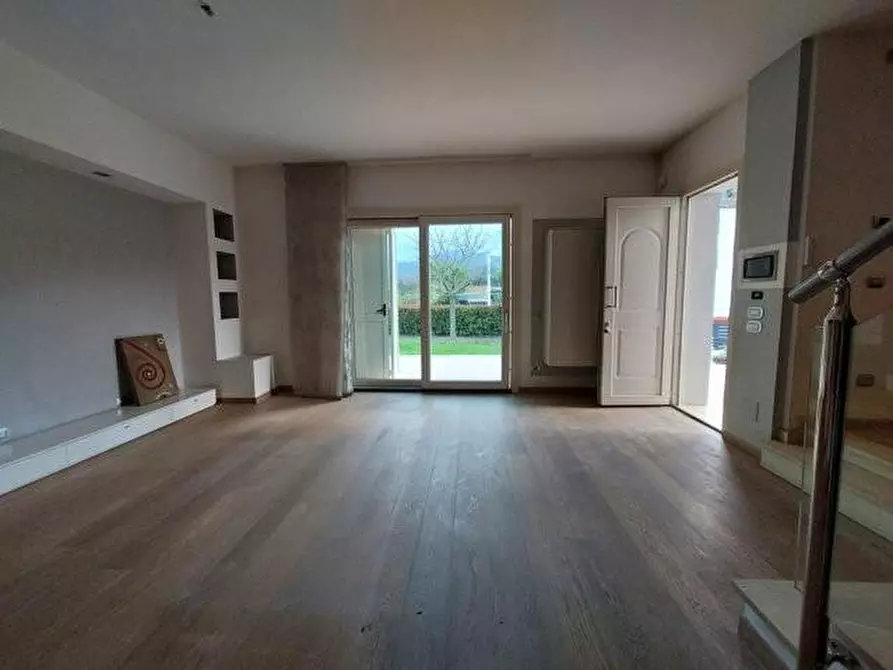 Immagine 5 di Villa in vendita  a Capannori