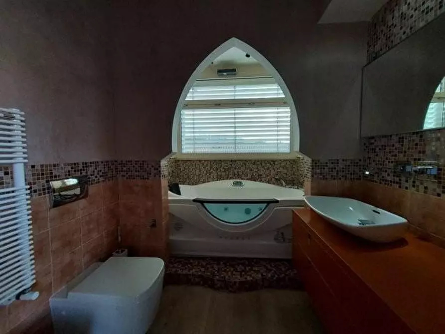 Immagine 15 di Villa in vendita  a Capannori