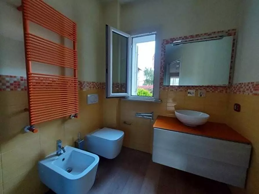 Immagine 9 di Villa in vendita  a Capannori