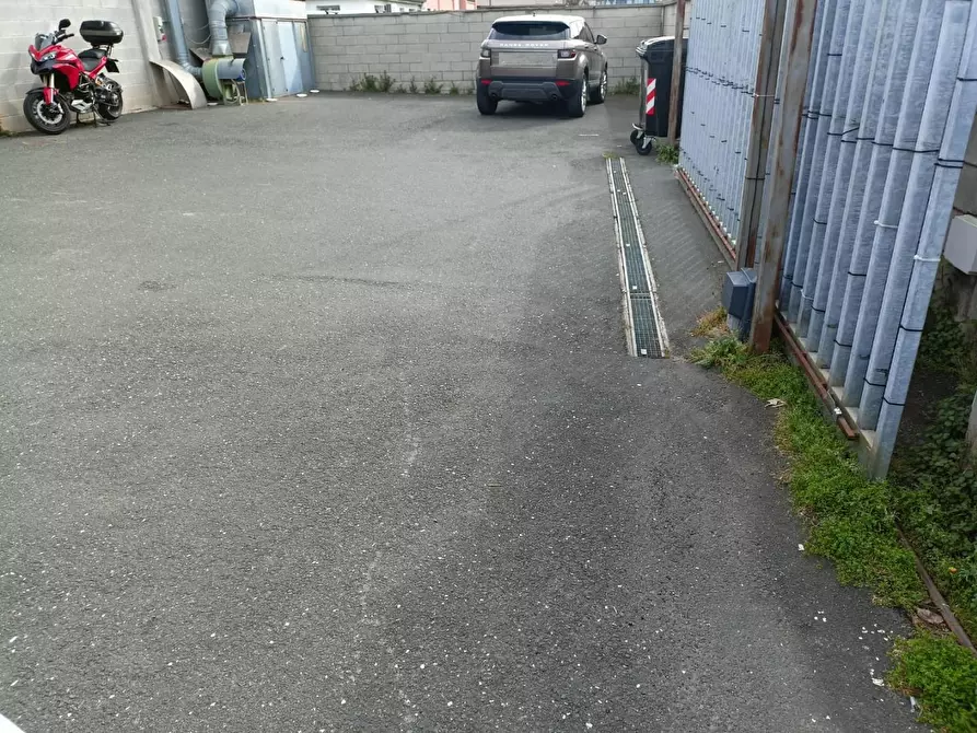 Immagine 2 di Laboratorio in vendita  a Cascina