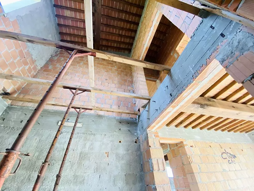 Immagine 11 di Rustico / casale in vendita  a Camaiore