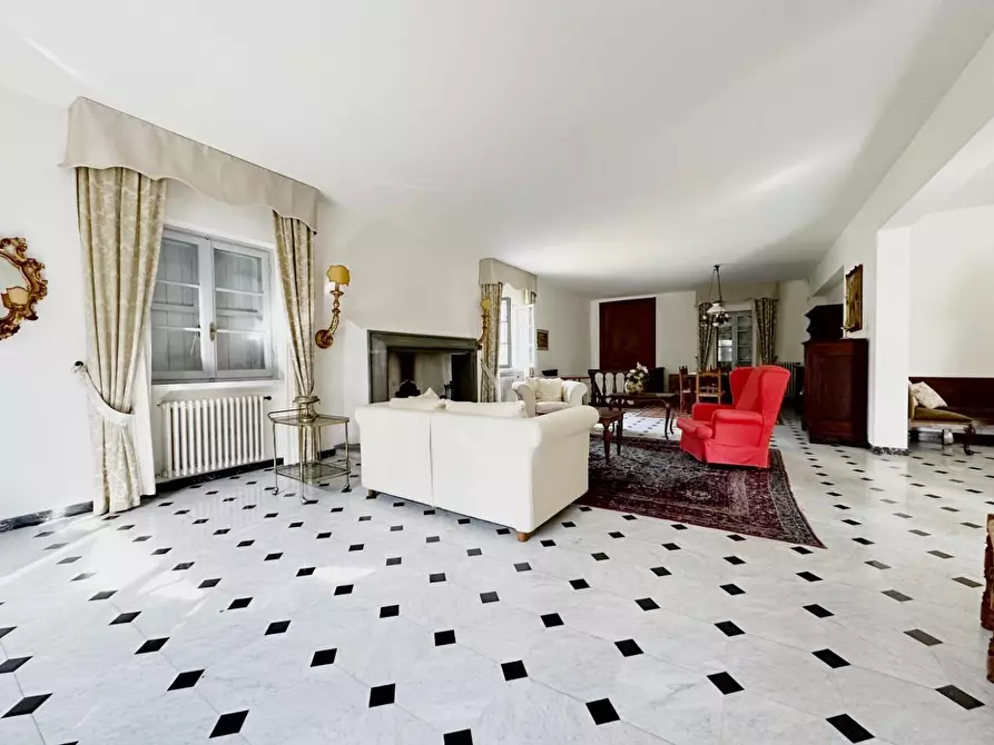 Immagine 9 di Villa in vendita  a Camaiore