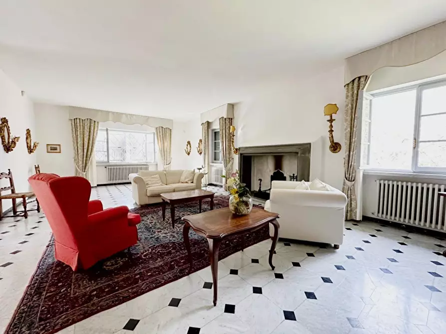 Immagine 1 di Villa in vendita  a Camaiore