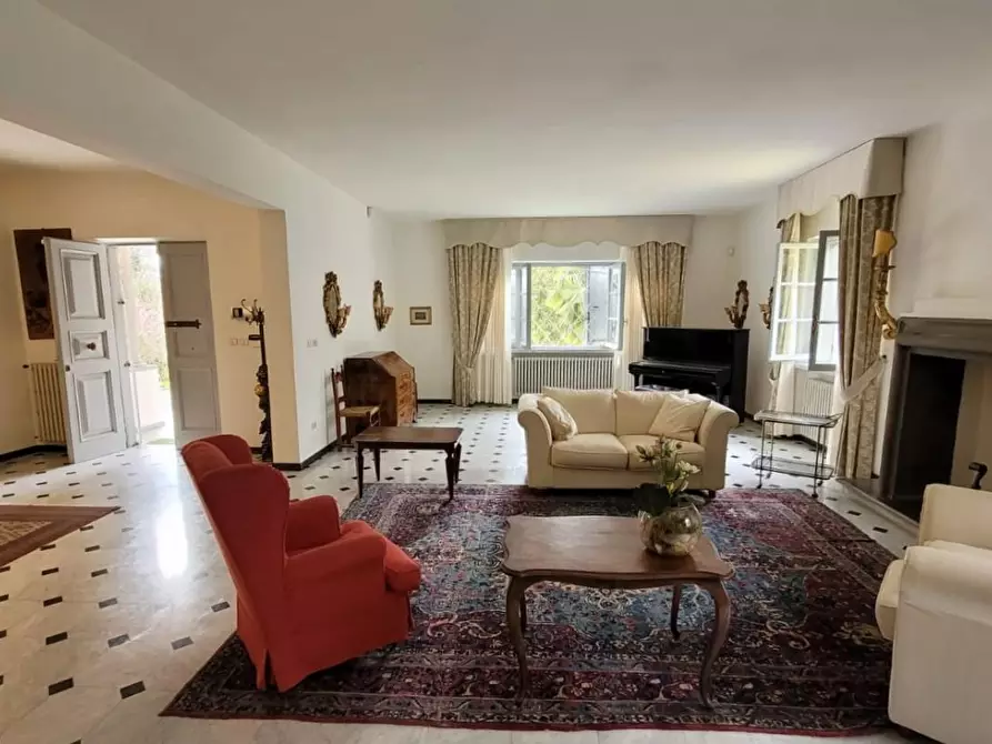 Immagine 2 di Villa in vendita  a Camaiore