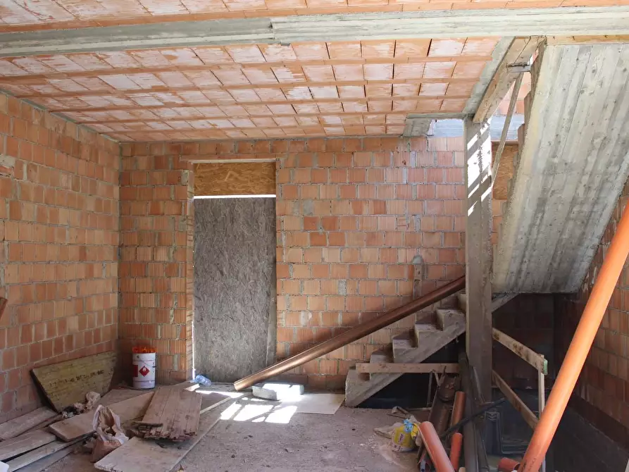 Immagine 11 di Deposito in vendita  a Gambassi Terme